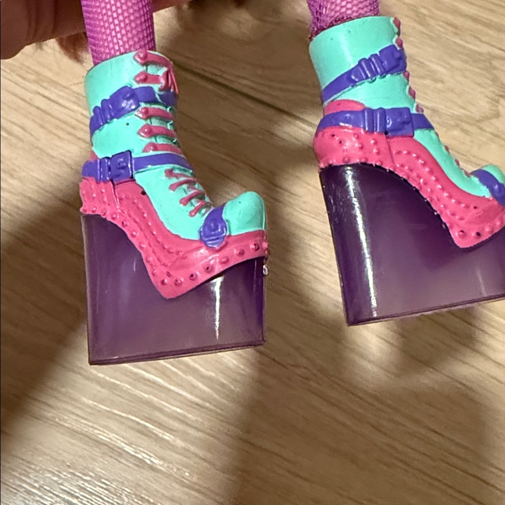Bratz Action Heroz Phoebe - Picture 5 of 6